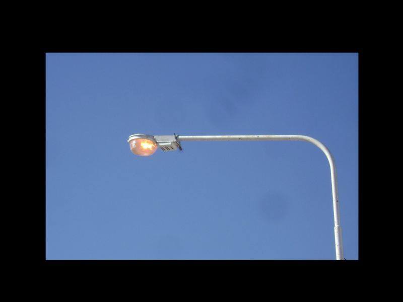 Luces encendidas por largo rato… y en pleno día