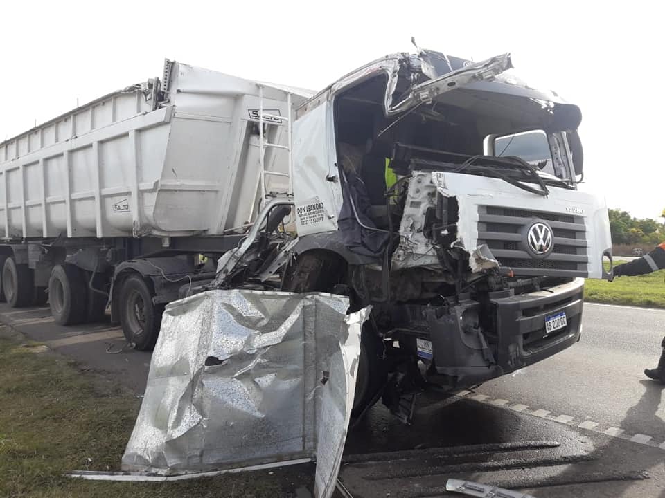 Bomberos: Accidente entre dos camiones