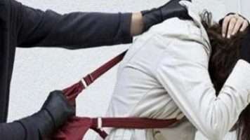 Policiales: Caminaba y le arrebatan la mochila