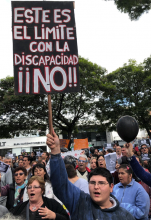 Protesta frente a la Quinta de Olivos contra el ajuste en Discapacidad