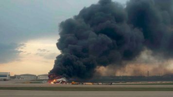 Un avión aterrizó envuelto en llamas en el aeropuerto de Moscú: al menos 41 muertos