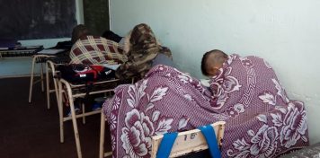 Alumnos de escuela marplatense «se mueren» de frío y van a clases con frazadas