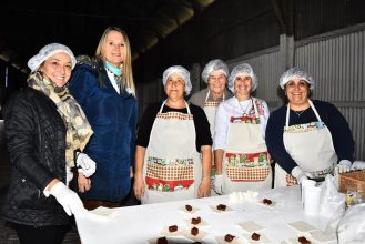 Más de seis mil personas conmemoraron el Día de la Patria en la Fiesta del Guiso Carrero y el Pastel