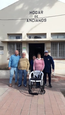 Solidaridad: La peña de Boca entregó sillas de ruedas