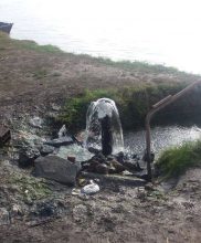 Agua que mana abundantemente en la costa