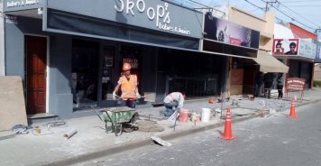 Comenzaron a colocar las baldosas faltantes en calle Anchorena