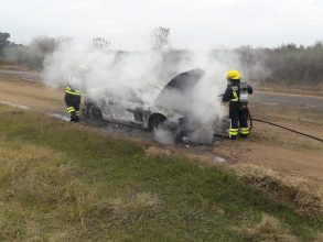 Bomberos: Incendio de un auto en el camino a Portela