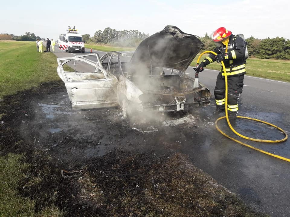 Bomberos: Incendio de un auto en Ruta N°9