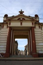Ni en la paz del cementerio: Lo hieren para robarle dinero