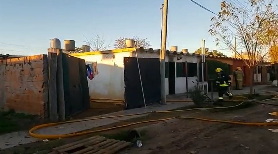Bomberos: Dos dotaciones trabajaron en un incendio de vivienda