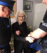Una anciana de 93 años cumplió el sueño de ser arrestada