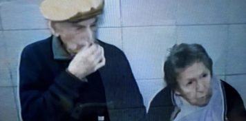 Desalojaron a una pareja de abuelos por falta de pago y uno de sus hijos los abandonó en un bar