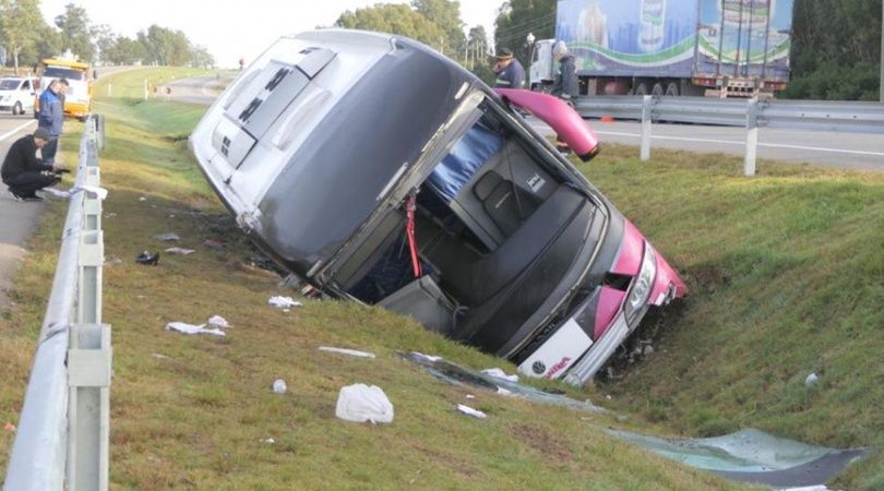 Volcó un micro en Uruguay en el que viajaba un grupo de jóvenes argentinos