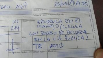Un inspector multó a una mujer por «circular con exceso de belleza en la vía pública» y le iniciaron un sumario