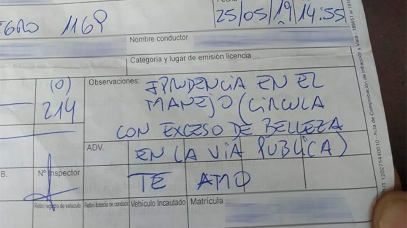 Un inspector multó a una mujer por «circular con exceso de belleza en la vía pública» y le iniciaron un sumario