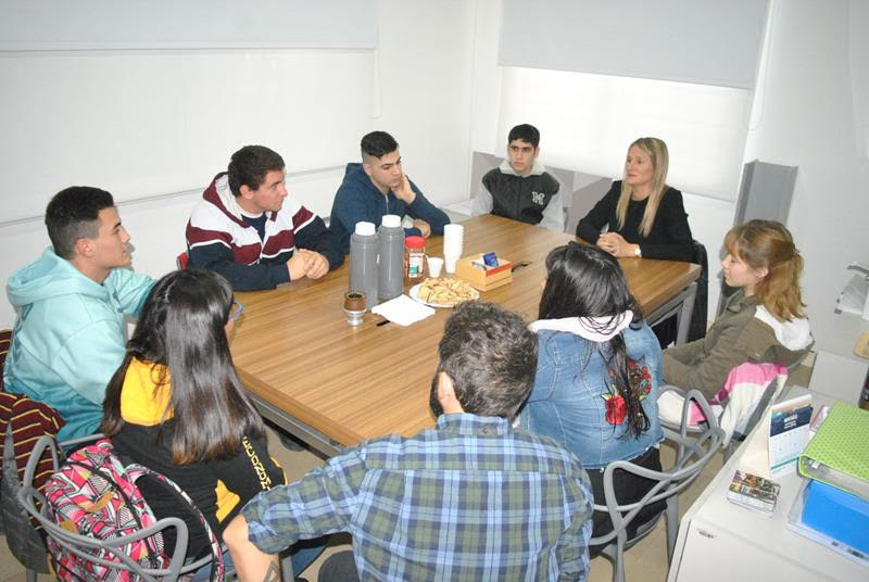 La intendenta recibió a estudiantes de secundaria en el Centro Universitario