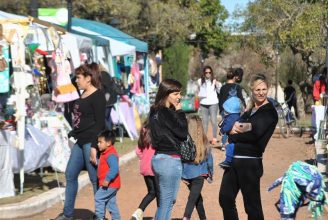 Con una repleta Plaza Colón se llevó adelante la Feria de Emprendedores