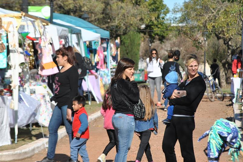 Con una repleta Plaza Colón se llevó adelante la Feria de Emprendedores