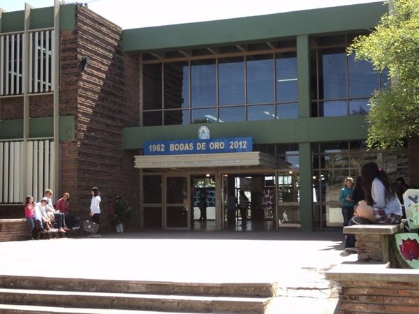 Alumnos ateridos por el frío en el Colegio «Marcos Sastre»
