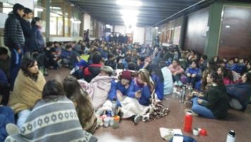 «Frazadazo»: Protesta de alumnos y docentes por la falta de calefacción