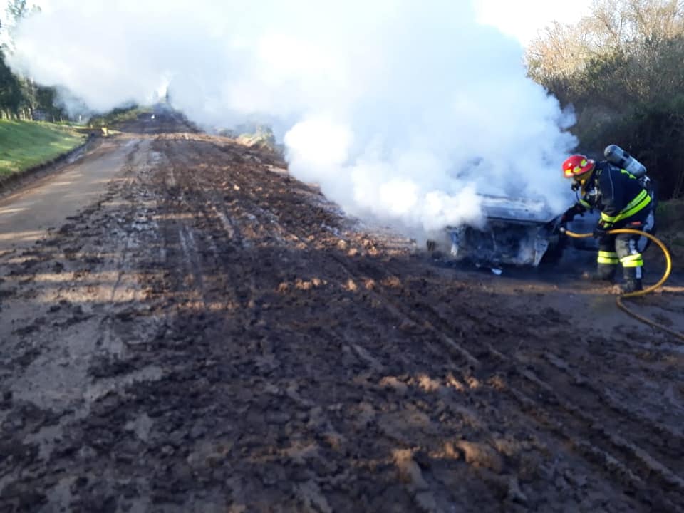 Bomberos: Incendio de un automóvil en Colonia Suiza