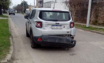 Una moto «destrozó» un automóvil