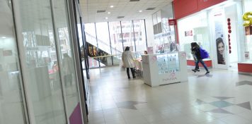 Tristeza y remate de productos: cerró el shopping de Villa Del Parque