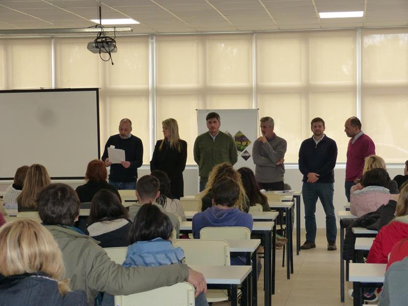 Se efectuó la entrega de 152 becas educativas