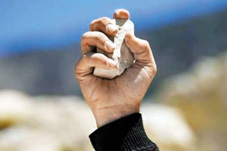 Primavera 2019: Agreden el portón de uno de los galpones de las carrozas