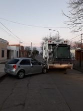 Accidente con suerte: Un auto se incrustó contra un camión compactador