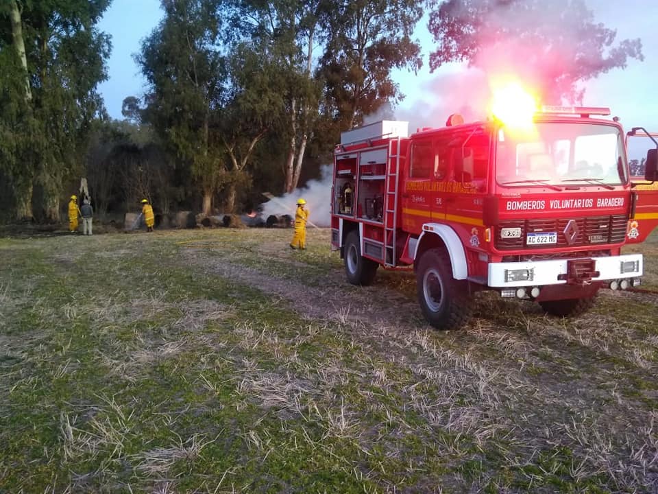 Bomberos: Incendio de fardos de pasto en rollos