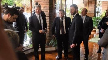 Allanaron la casa de Claudia Villafañe para reclamar objetos que serían de Diego Maradona