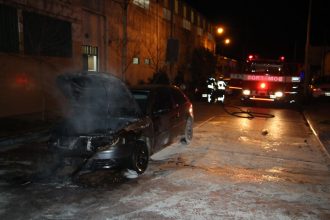 Bomberos: Incendio de un automóvil frente a la escuela Industrial