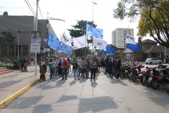 El movimiento Evita reclamó frente al municipio