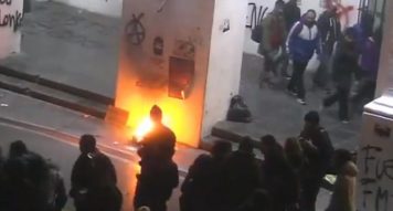 A dos años de la muerte de Santiago Maldonado: pintadas y fuego en el Cabildo