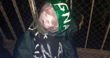 Un muñeco con vestimenta de Gendarmería y una foto de Patricia Bullrich apareció colgado de un puent