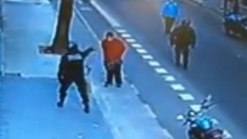 Un policía mató a un hombre de una patada