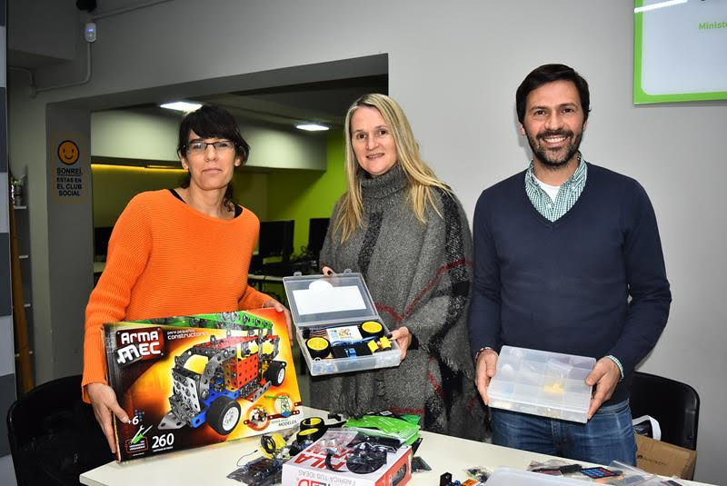 El municipio entregó herramientas tecnológicas al Club Social de Innovación y escuelas del distrito