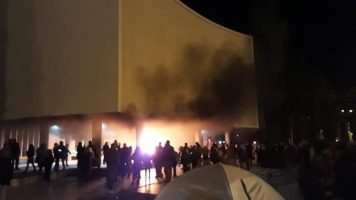Chubut: incidentes y destrozos en la Legislatura y la sede de la gobernación tras la muerte de dos maestras en un accidente