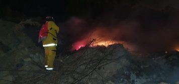 Bomberos: Incendio de pastos y basura frente al parque del este
