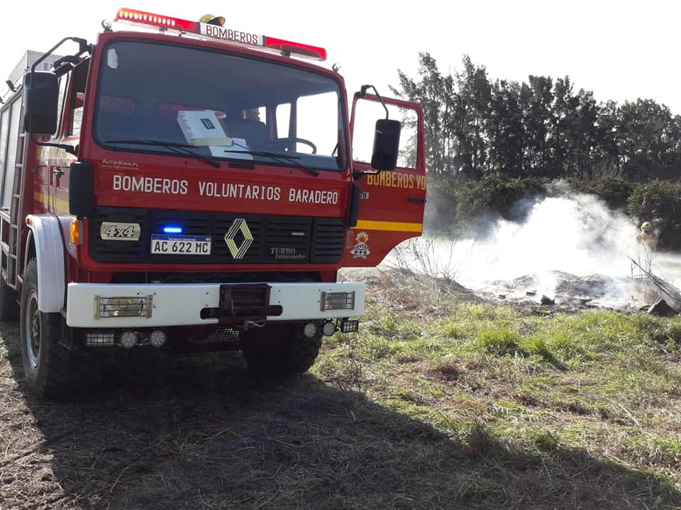 Bomberos: Continúan los incendios de pastizales
