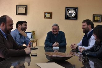 ¿Ya se prueba el traje de intendente? Sanzio fue a Cosquín para empezar a organizar el Festival Mayor.