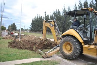 Sigue la construcción del cordón cuneta en el Barrio Bernabé