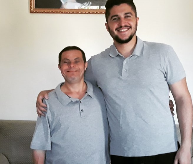 Tiene Síndrome de Down, formó una familia y su hijo está por recibirse de dentista: la historia que conmueve al mundo