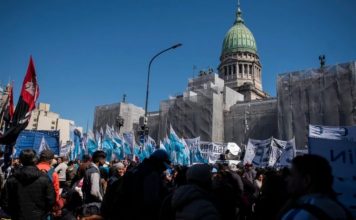 Se mantiene la masiva protesta de organizaciones sociales frente al Congreso