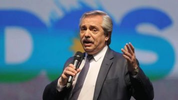 Preocupado por el contexto, Alberto Fernández comienza a planificar su posible gestión