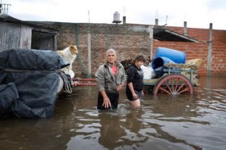 Esteban Echeverría sigue inundado y los vecinos hacen largas filas por comida