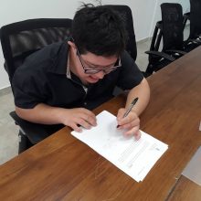 Integración y superación: Hoy «Tincho» comienza su primer trabajo formal