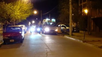 Accidente: Por una mala maniobra de una moto colisionan dos automóviles