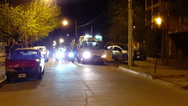 Accidente: Por una mala maniobra de una moto colisionan dos automóviles